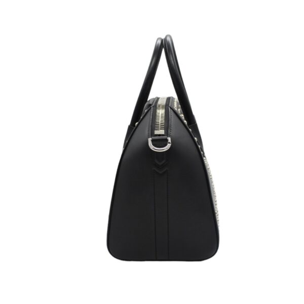Borsa Givenghy Antigona in pelle liscia nera con borchie