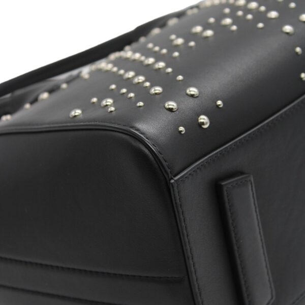 Borsa Givenghy Antigona in pelle liscia nera con borchie