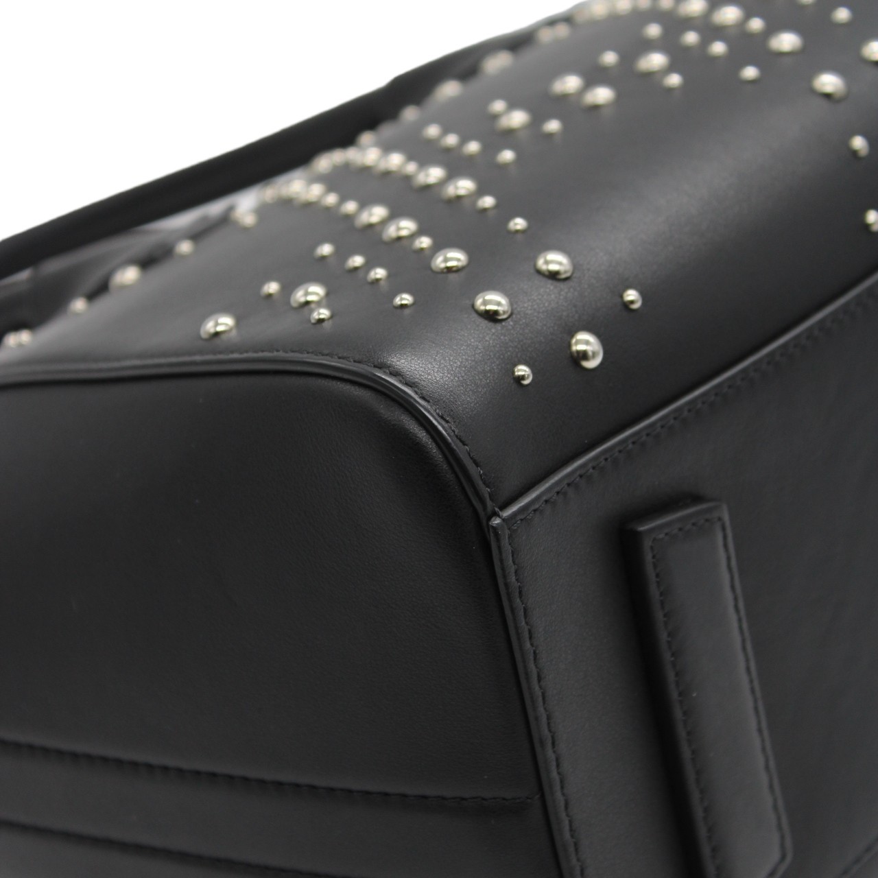 Borsa Givenghy Antigona in pelle liscia nera con borchie thumb