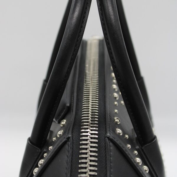 Borsa Givenghy Antigona in pelle liscia nera con borchie
