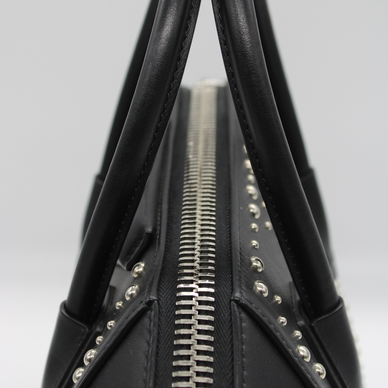 Borsa Givenghy Antigona in pelle liscia nera con borchie thumb