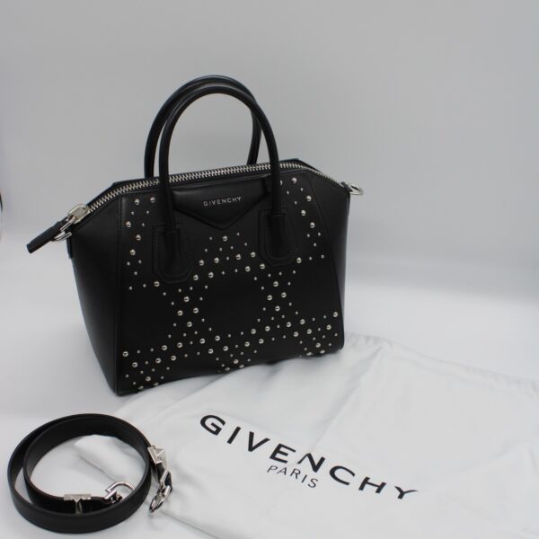 Borsa Givenghy Antigona in pelle liscia nera con borchie