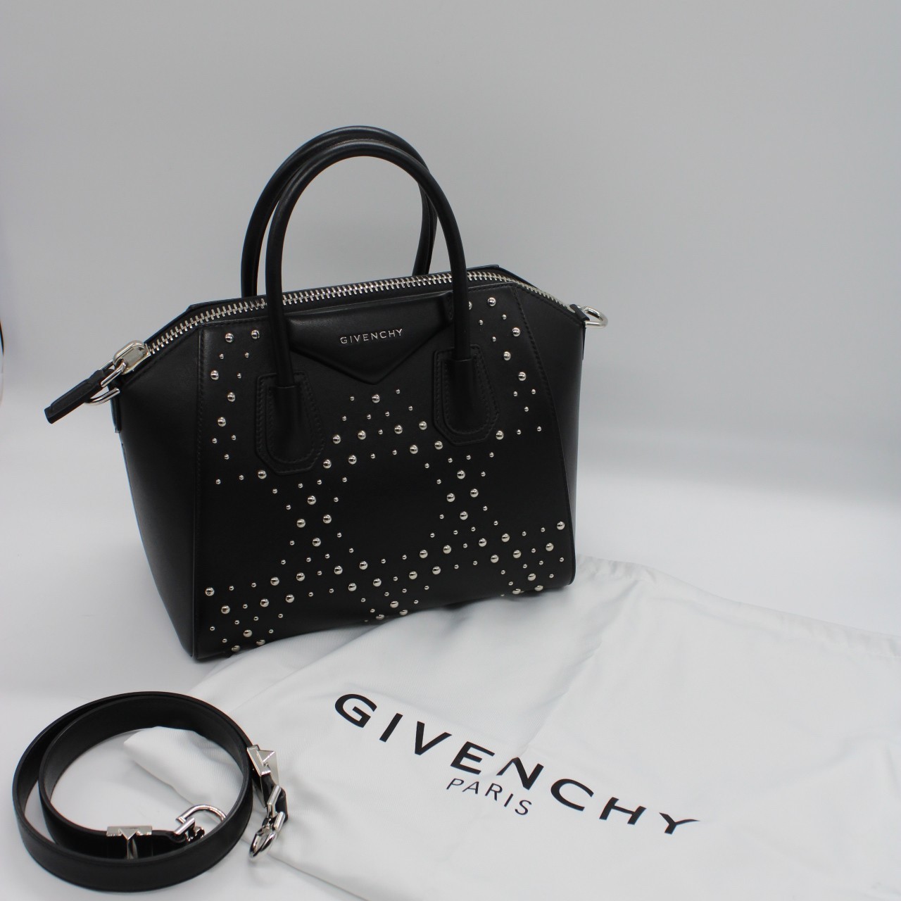 Borsa Givenghy Antigona in pelle liscia nera con borchie thumb