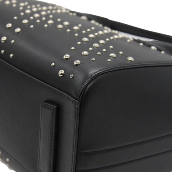 Borsa Givenghy Antigona in pelle liscia nera con borchie
