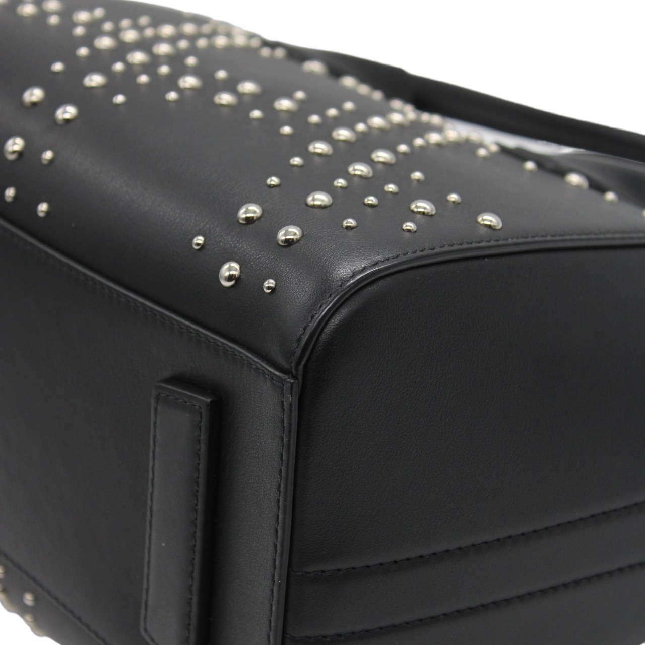 Borsa Givenghy Antigona in pelle liscia nera con borchie thumb
