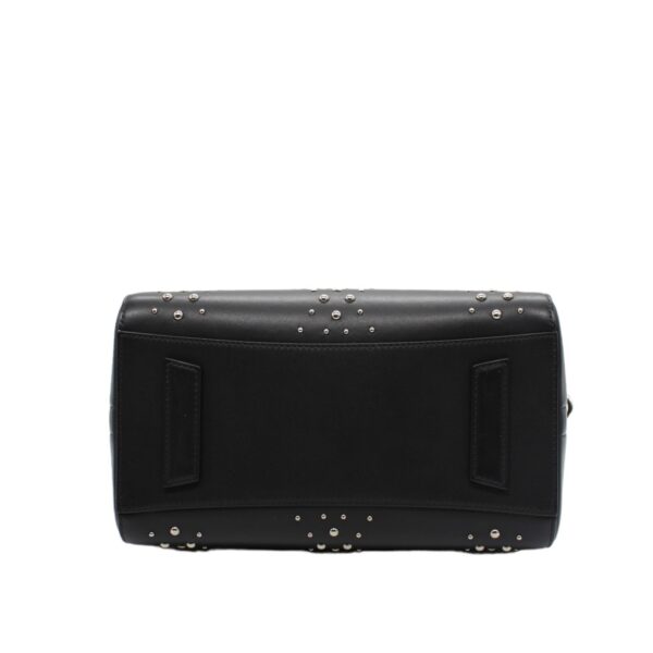 Borsa Givenghy Antigona in pelle liscia nera con borchie
