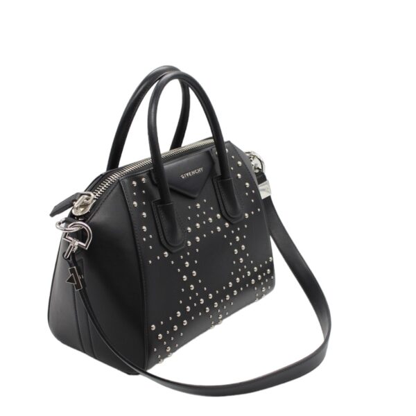 Borsa Givenghy Antigona in pelle liscia nera con borchie