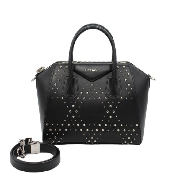Borsa Givenghy Antigona in pelle liscia nera con borchie