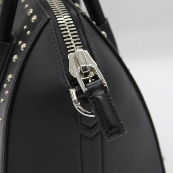 Borsa Givenghy Antigona in pelle liscia nera con borchie