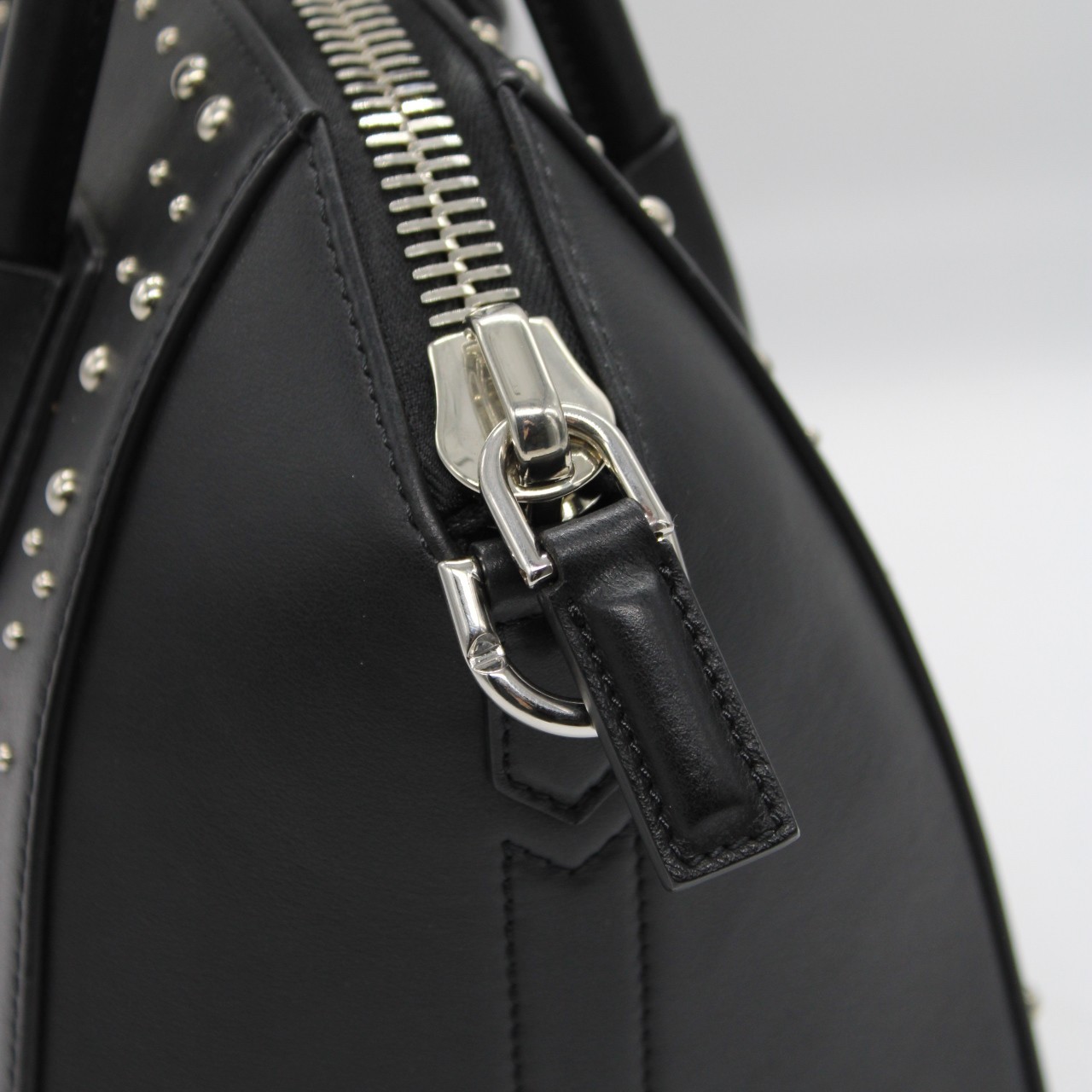 Borsa Givenghy Antigona in pelle liscia nera con borchie thumb