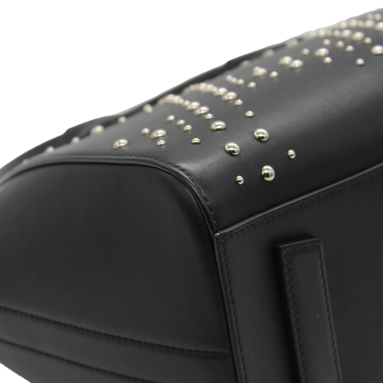 Borsa Givenghy Antigona in pelle liscia nera con borchie thumb