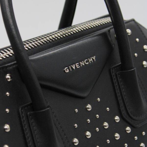 Borsa Givenghy Antigona in pelle liscia nera con borchie