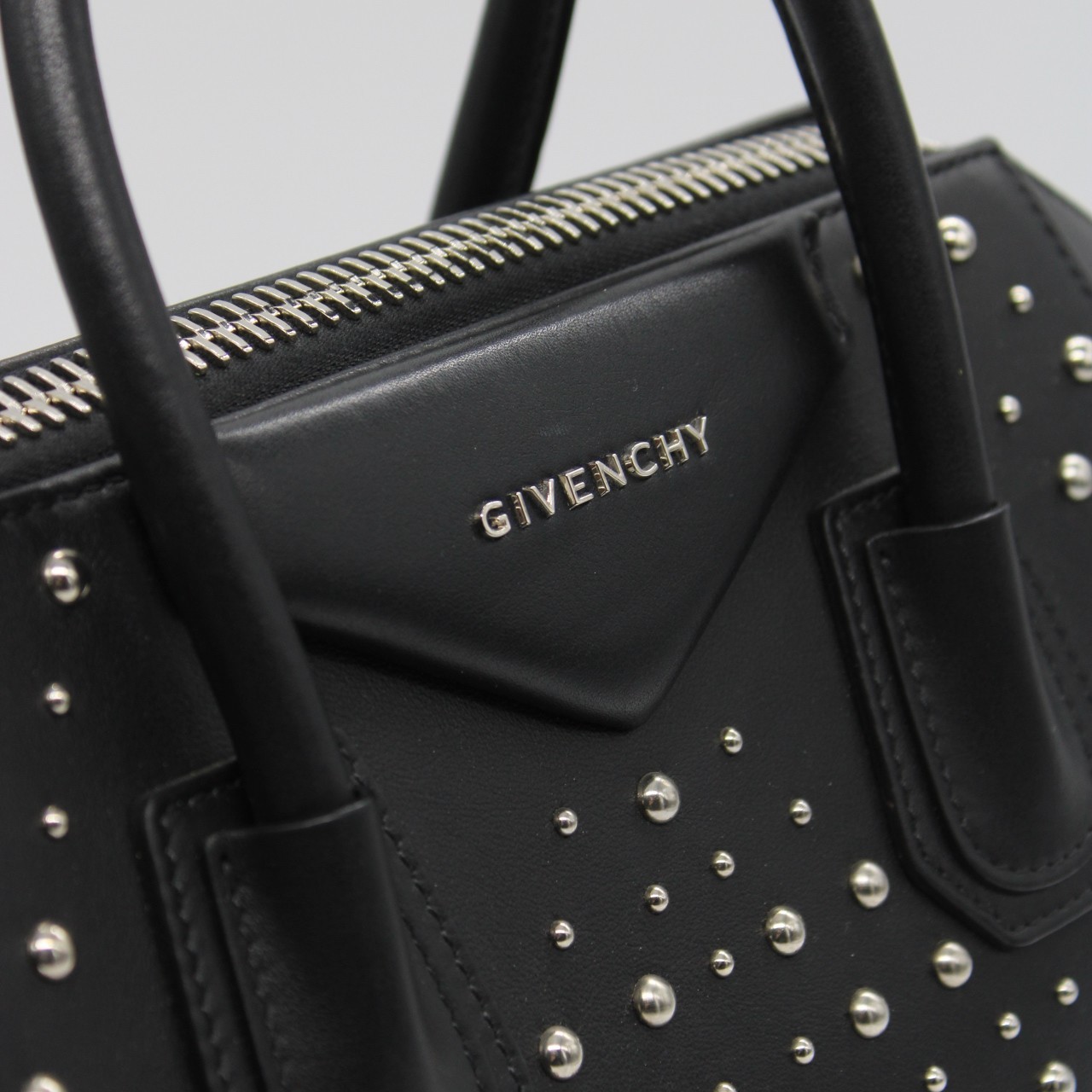 Borsa Givenghy Antigona in pelle liscia nera con borchie thumb