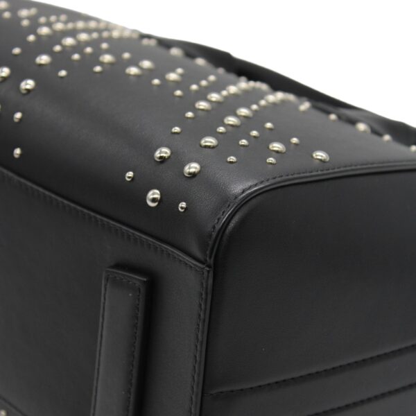 Borsa Givenghy Antigona in pelle liscia nera con borchie