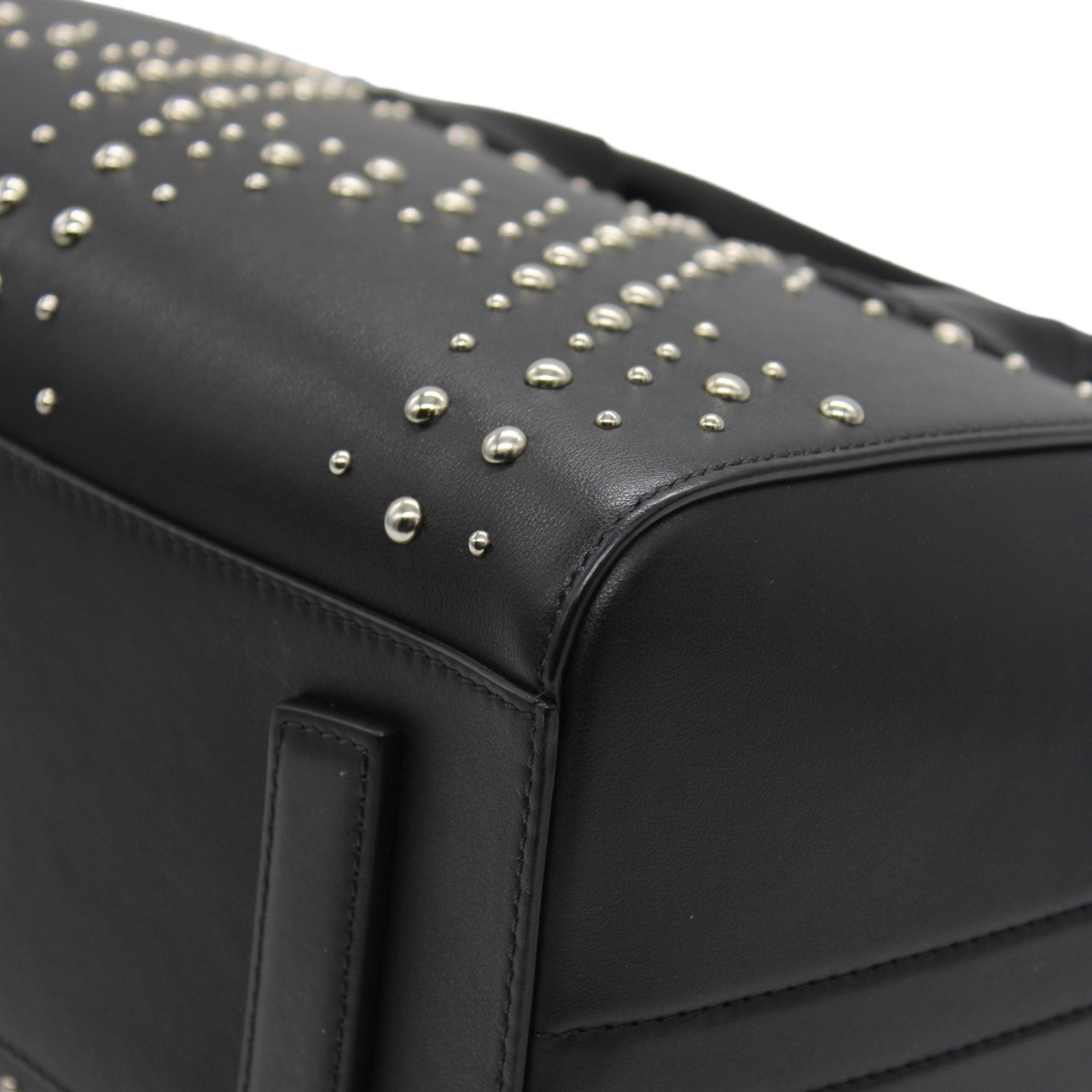 Borsa Givenghy Antigona in pelle liscia nera con borchie thumb