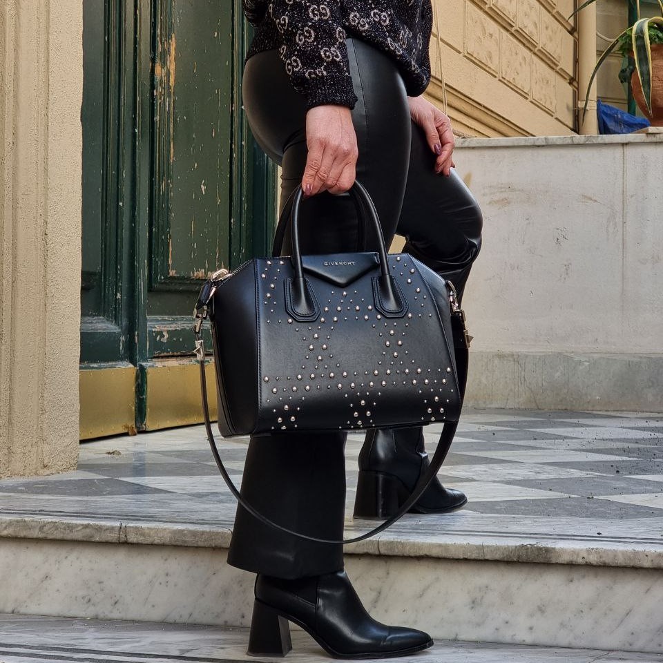 Borsa Givenghy Antigona in pelle liscia nera con borchie thumb