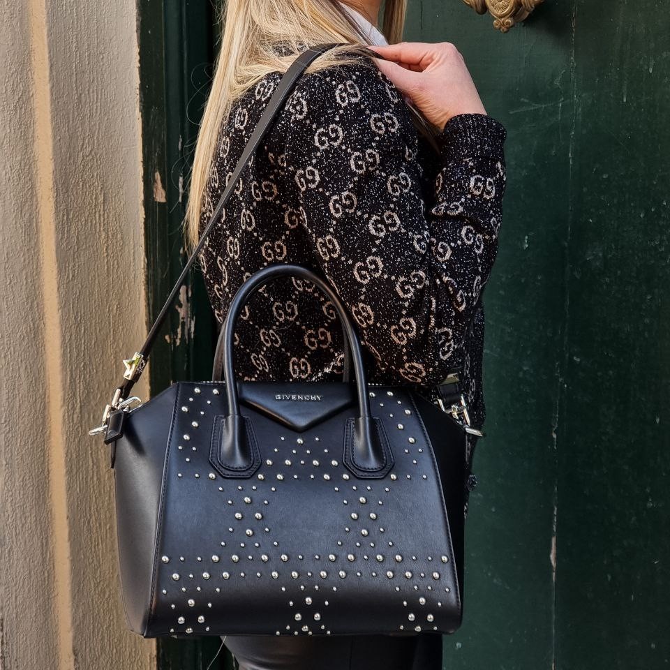 Borsa Givenghy Antigona in pelle liscia nera con borchie thumb