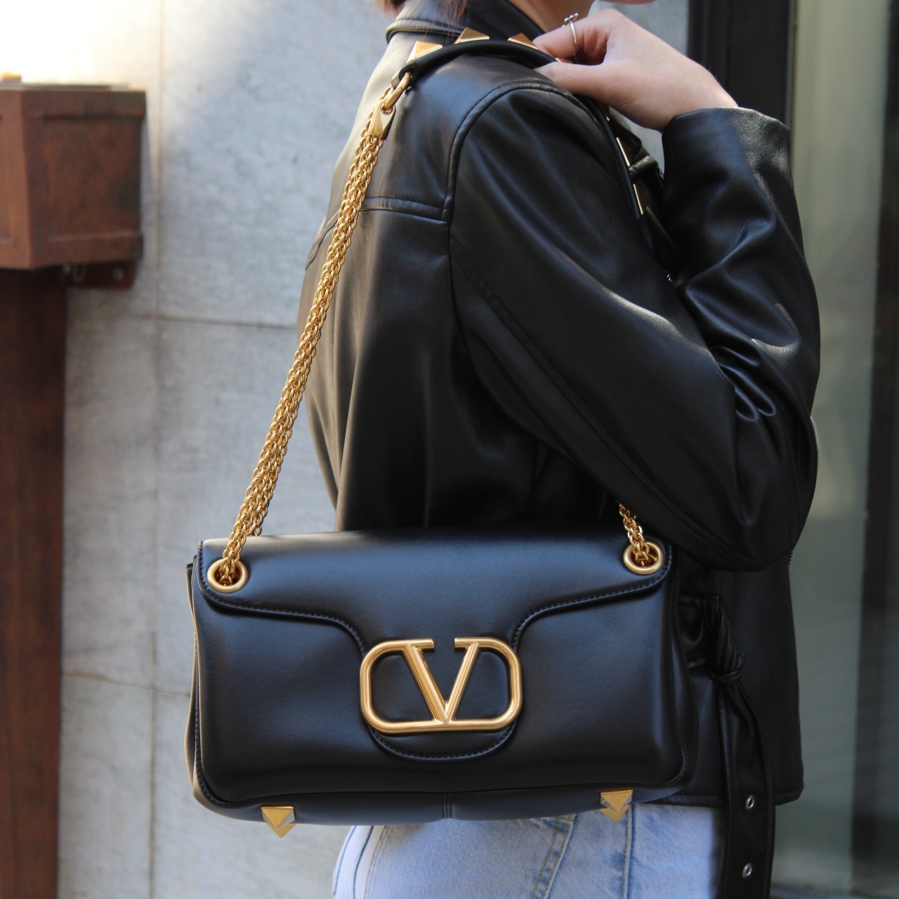 Borsa Valentino stud sign in nappa nera thumb