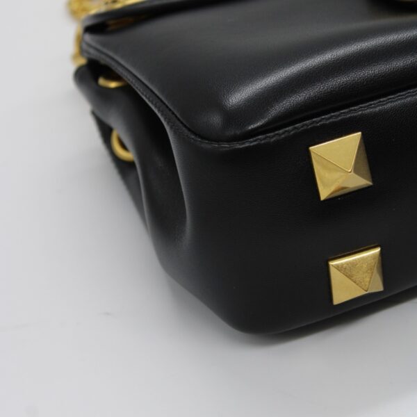 Borsa Valentino stud sign in nappa nera