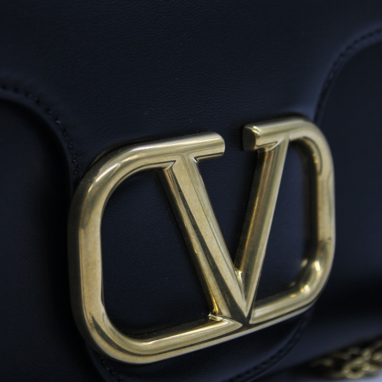 Borsa Valentino stud sign in nappa nera thumb