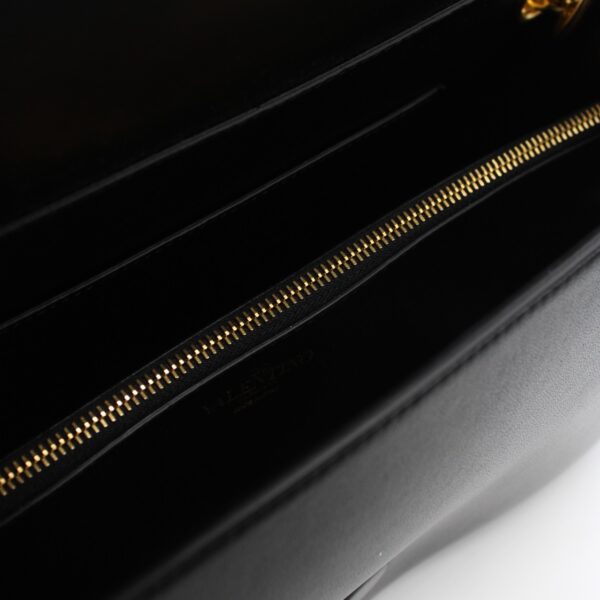 Borsa Valentino stud sign in nappa nera