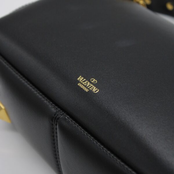 Borsa Valentino stud sign in nappa nera