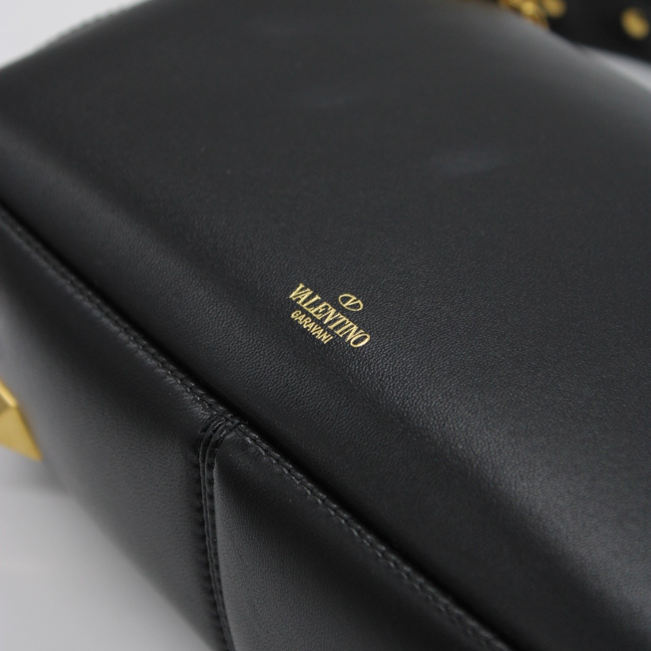 Borsa Valentino stud sign in nappa nera thumb