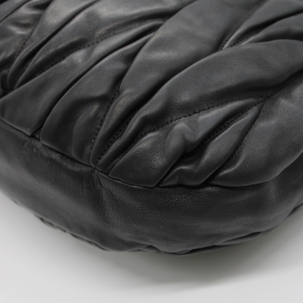 Borsa Miu Miu coffer in pelle nera matelassè thumb