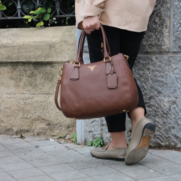 Borsa Prada in pelle martellata marrone