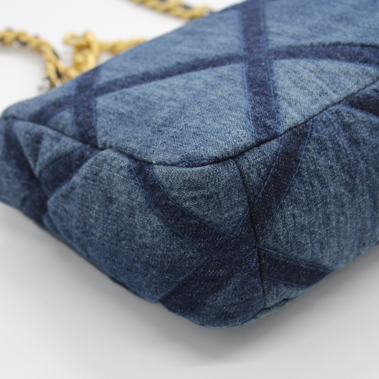 Borsa Chanel 19 Grande in denim thumb