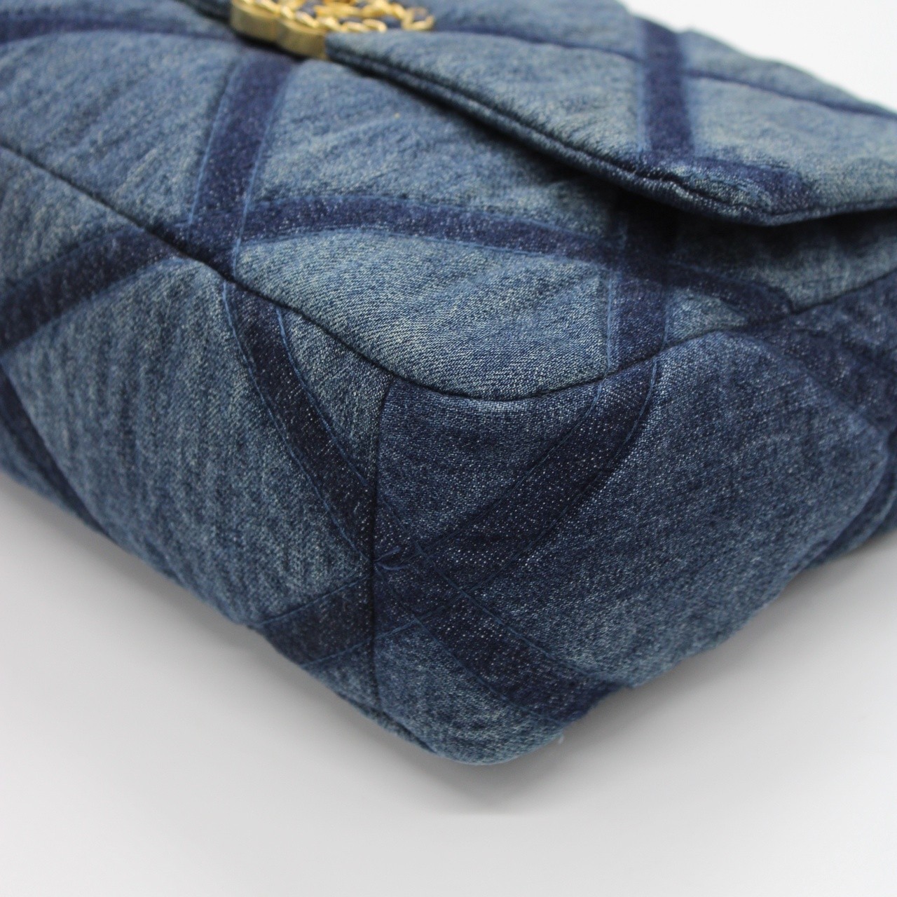 Borsa Chanel 19 Grande in denim thumb