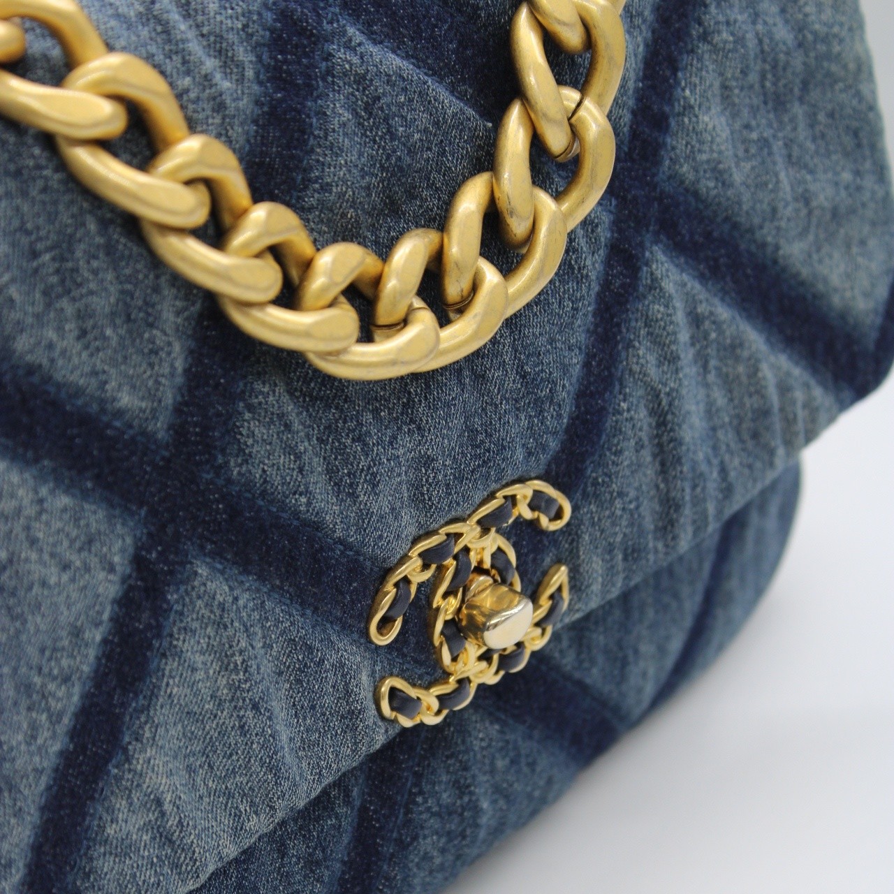 Borsa Chanel 19 Grande in denim thumb