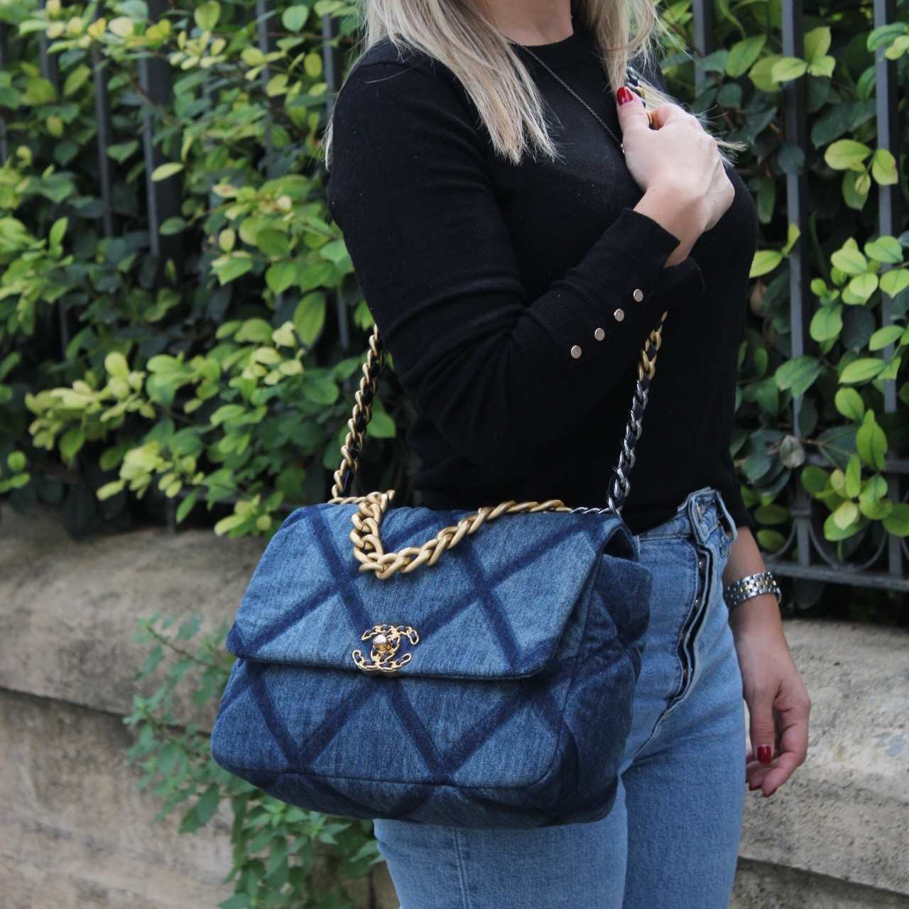 Borsa Chanel 19 Grande in denim thumb