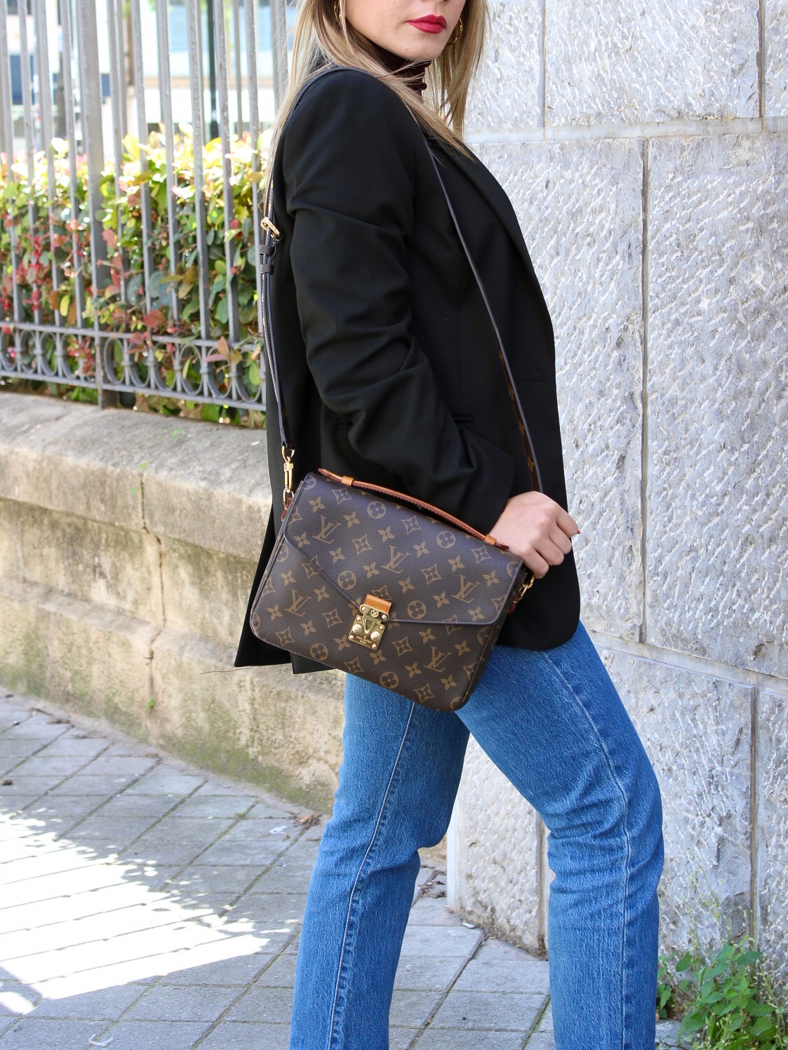 Borsa Louis Vuitton Métis in monogram thumb