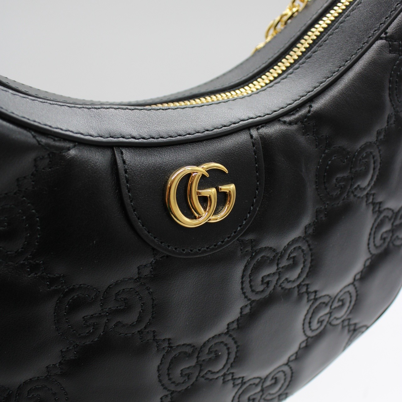 Borsa Gucci a spalla in pelle Matelassè con GG misura piccola thumb