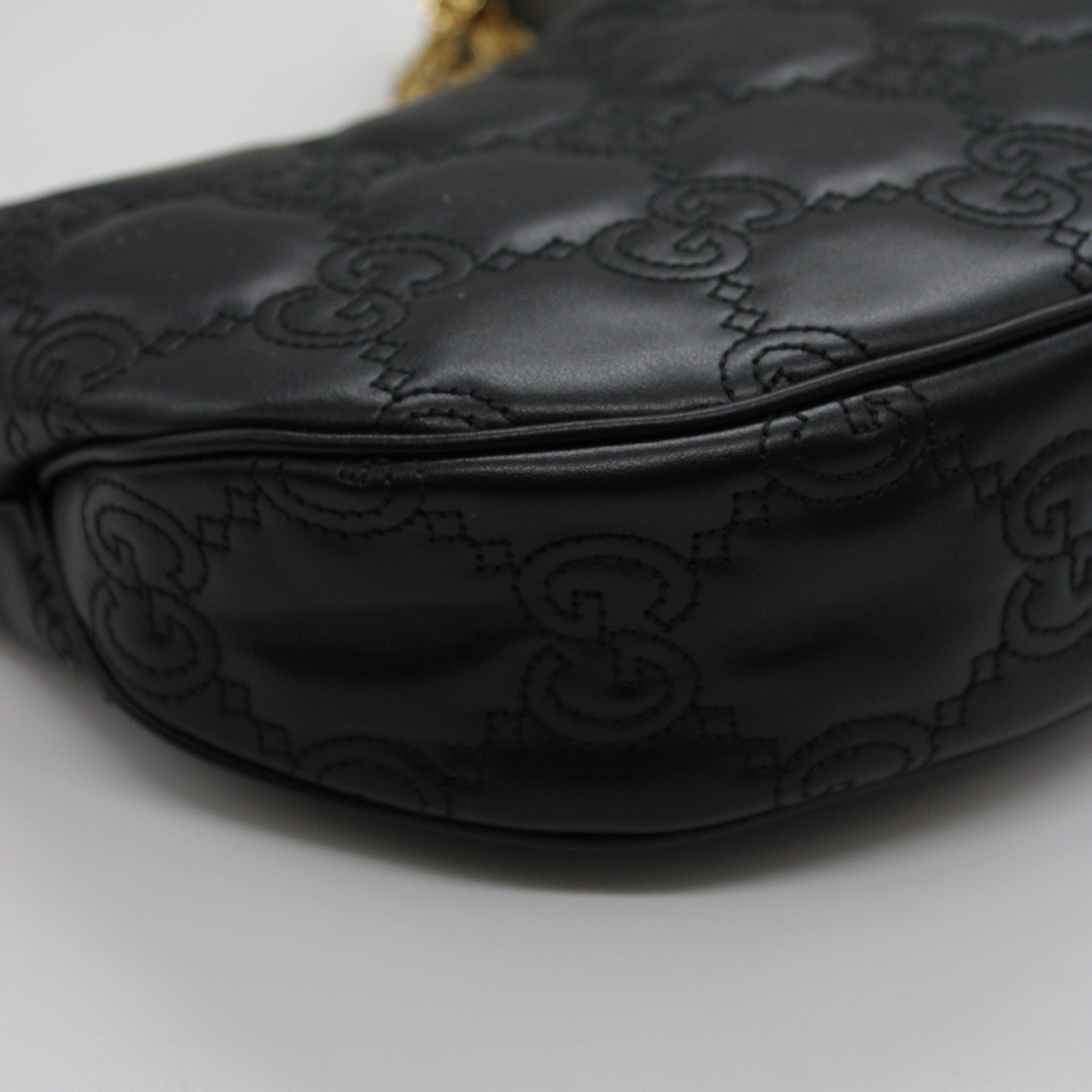 Borsa Gucci a spalla in pelle Matelassè con GG misura piccola thumb