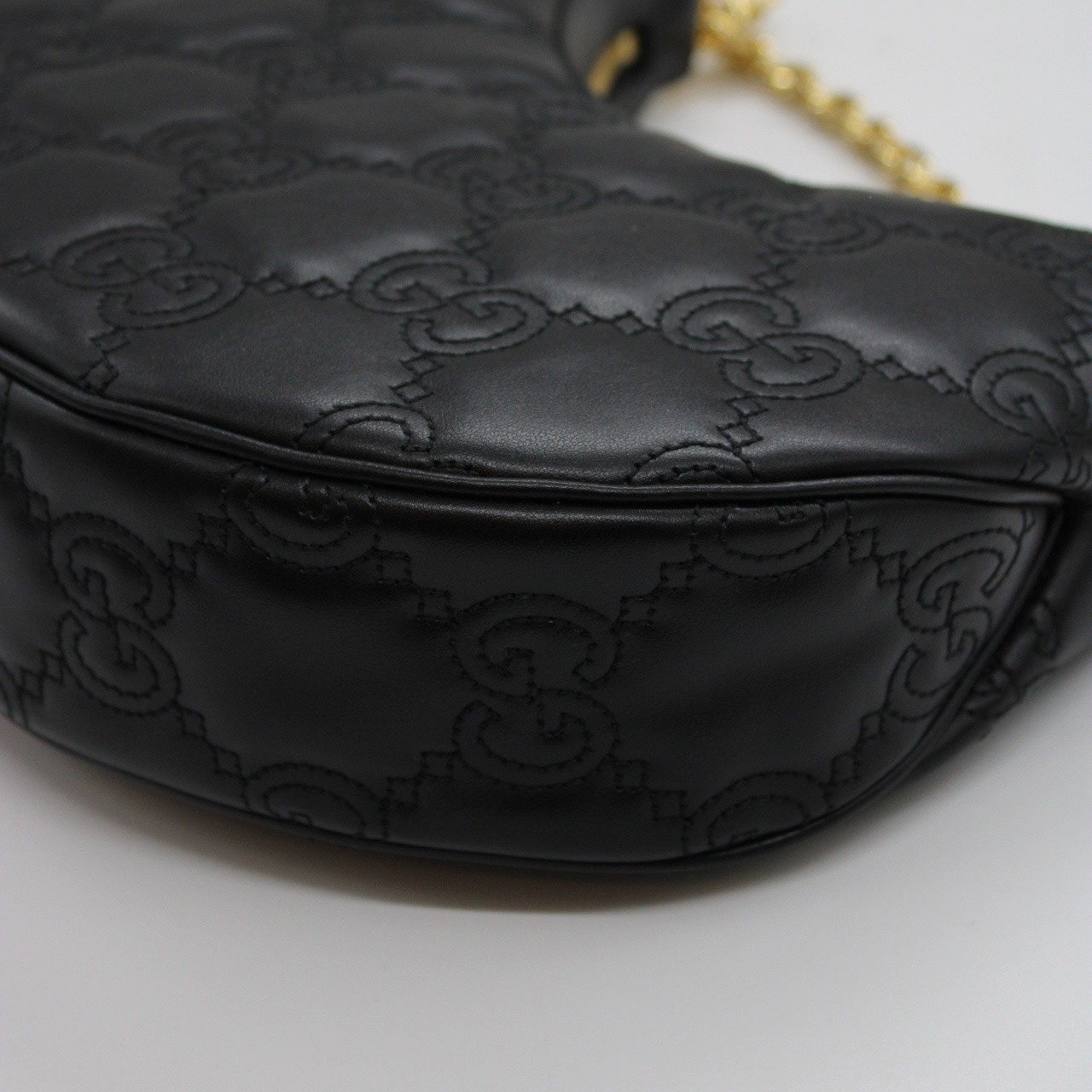 Borsa Gucci a spalla in pelle Matelassè con GG misura piccola thumb