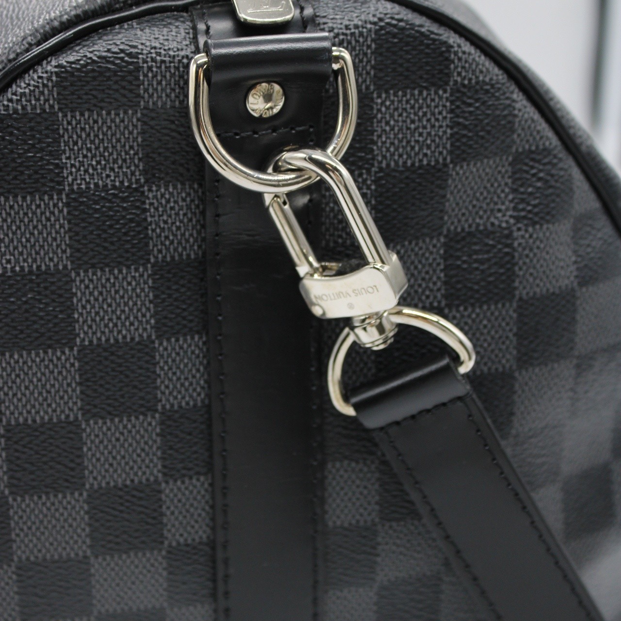 Keepall Louis Vuitton bandouliere 55 in damier graphit thumb
