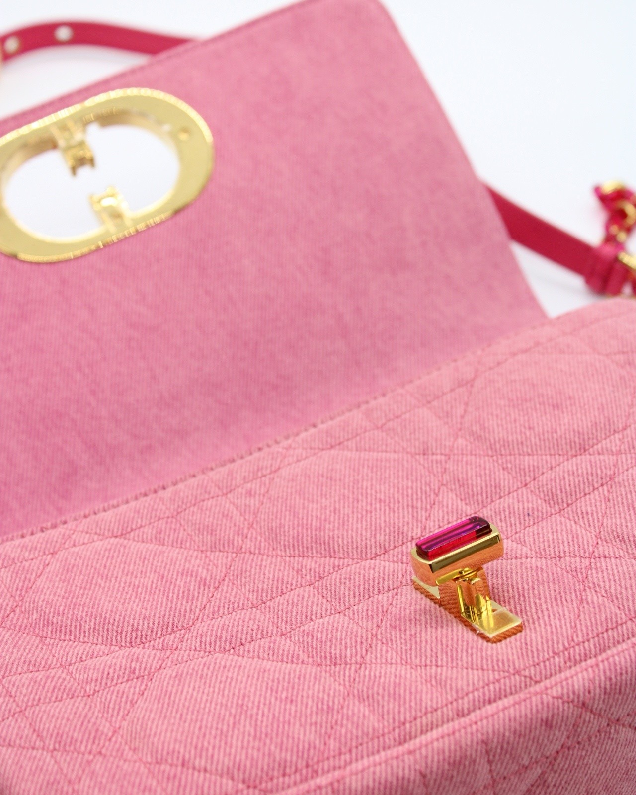 Borsa Dior Caro in denim rosa thumb
