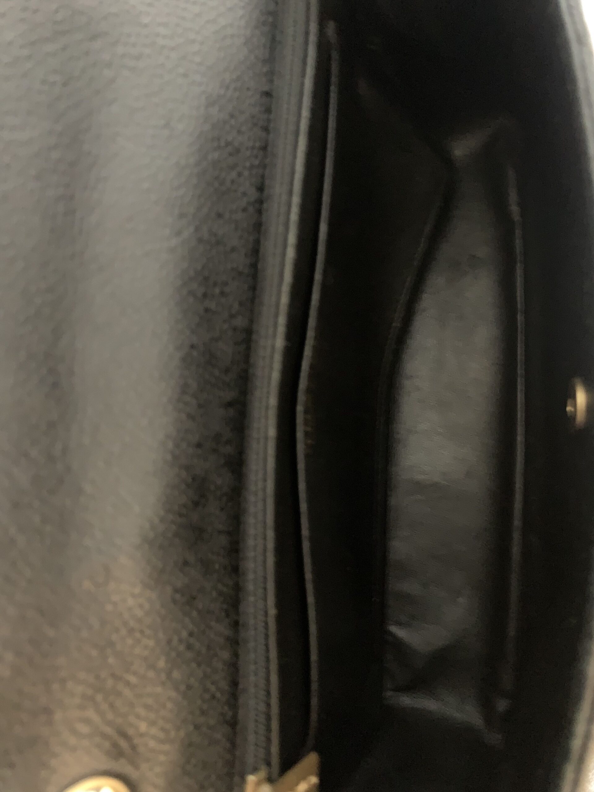 Borsa Chanel timeless in pelle nera a tracolla thumb