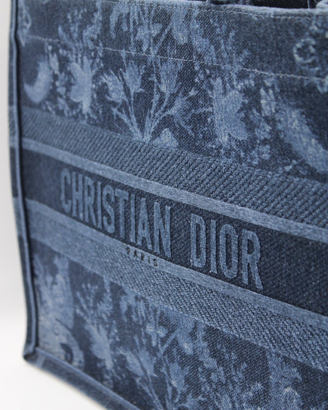Borsa Dior Tote Book in denim blu media thumb