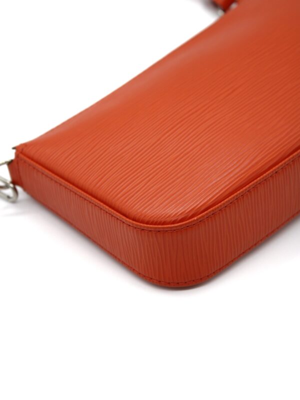 Pochette Louis Vuitton in pelle epi arancione