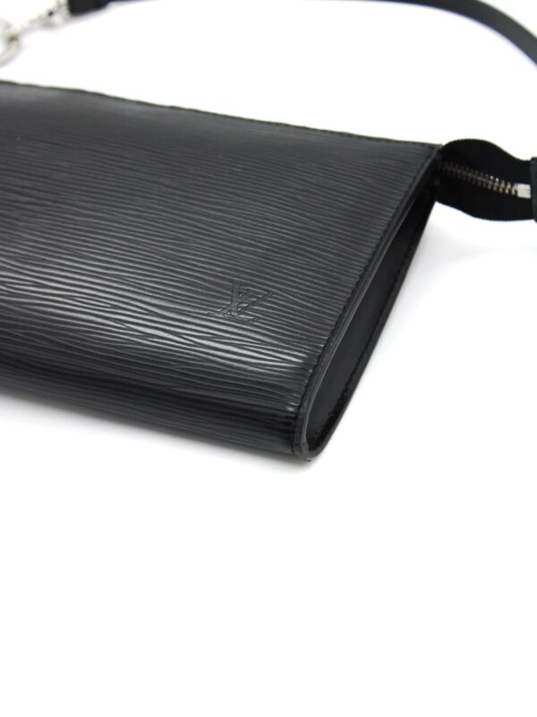 Pochette Louis Vuitton Pelle Epi nera con gancio estensore