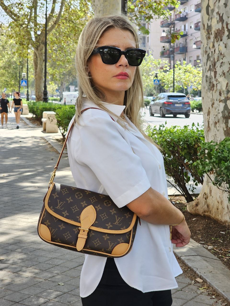 Borsa Louis Vuitton Diana in monogram thumb