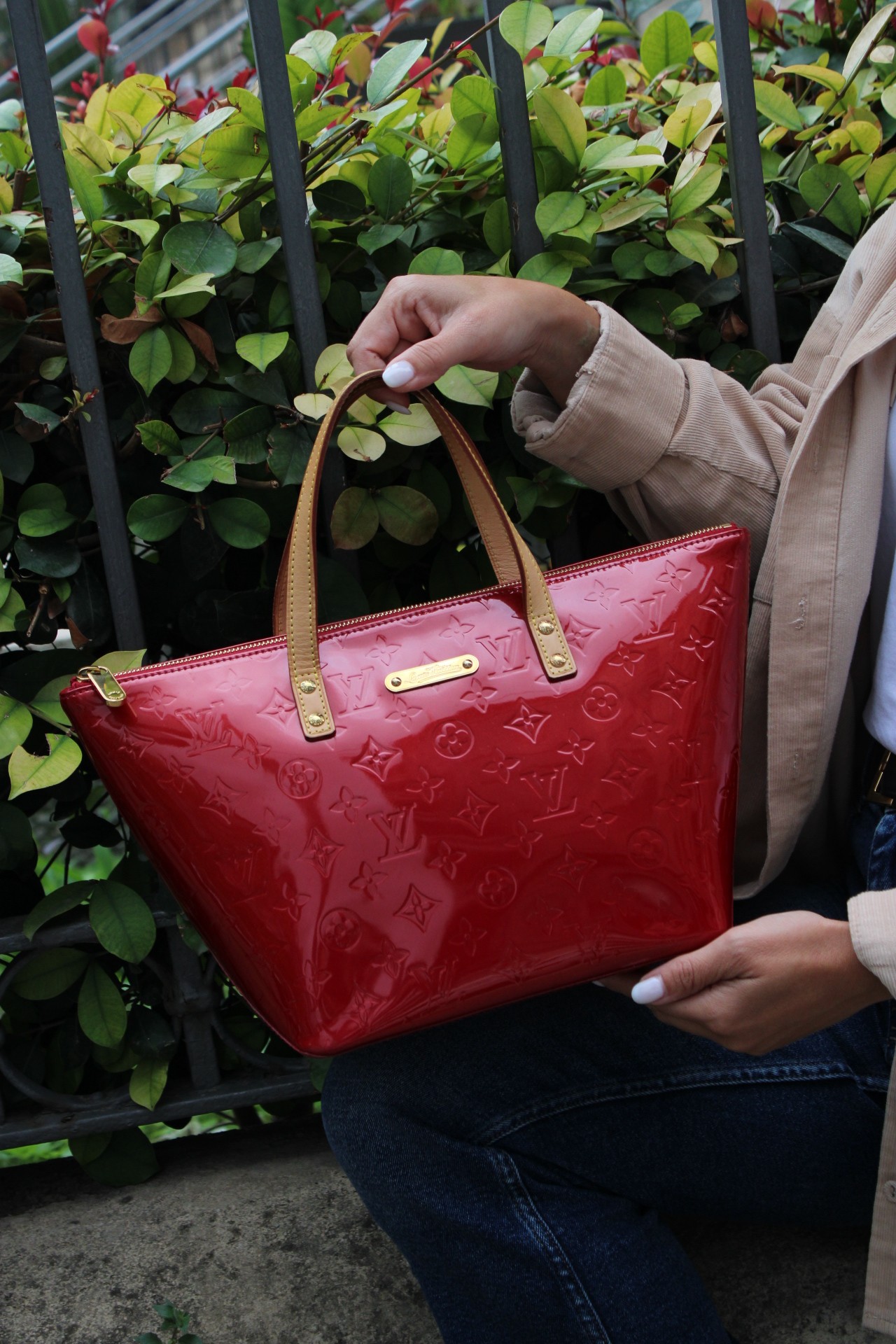Borsa Louis Vuitton Bellevue in Vernice Rossa thumb