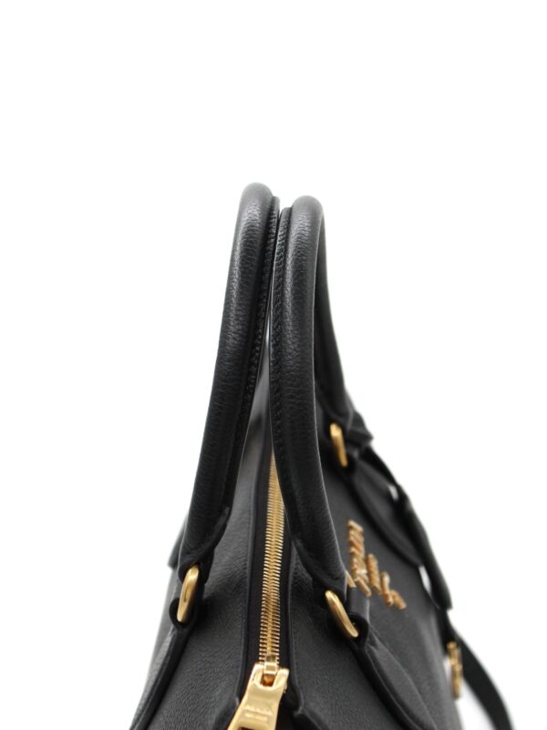 Shopper Prada nera in pelle martellata