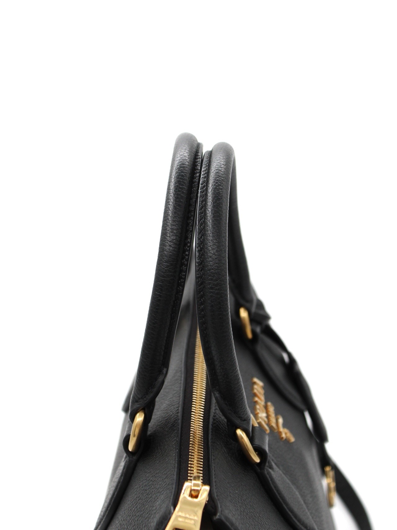 Shopper Prada nera in pelle martellata thumb