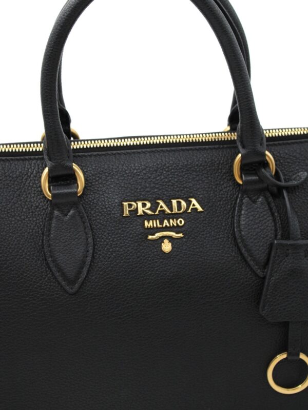 Shopper Prada nera in pelle martellata