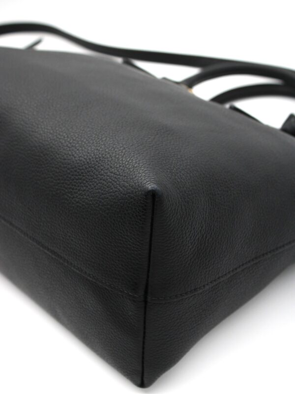 Shopper Prada nera in pelle martellata