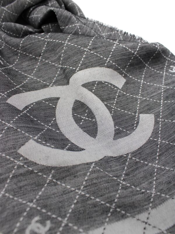 Stola Chanel grigia